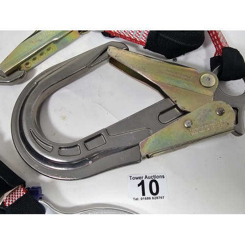 10 - Set of Industrial Safety Lanyard Hooks (3 pcs) Three pieces of industrial fall‑arrest hardware compr... 