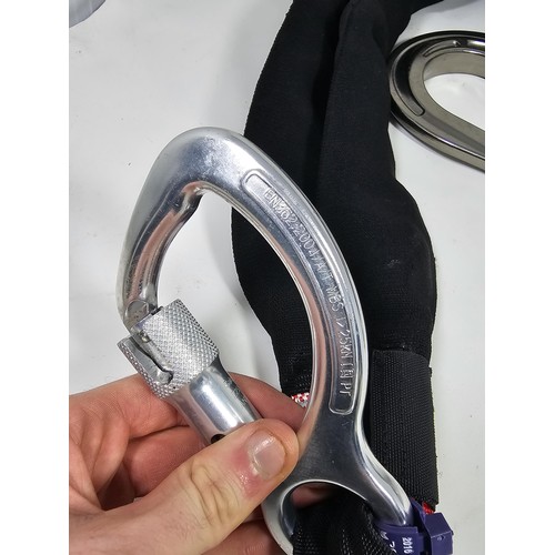 10 - Set of Industrial Safety Lanyard Hooks (3 pcs) Three pieces of industrial fall‑arrest hardware compr... 