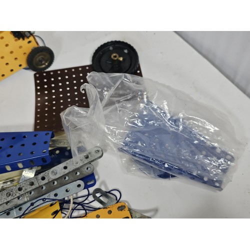 24 - A small quantity of Meccano, to include a partially built armoured car and a trailer along with a co... 
