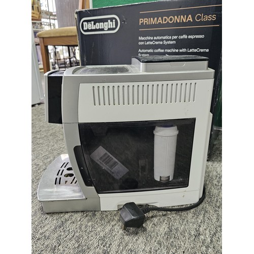 39 - A DeLonghi coffee machine, complete with coffee bean dispenser, cappuccino frother, with digital dis... 
