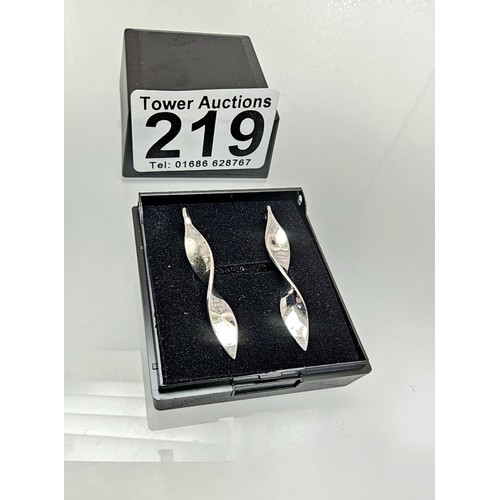 237 - A pair of as new unused 925 silver drop earrings, having a shaped twist design which catches the lig... 