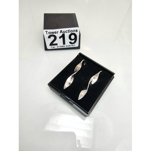237 - A pair of as new unused 925 silver drop earrings, having a shaped twist design which catches the lig... 