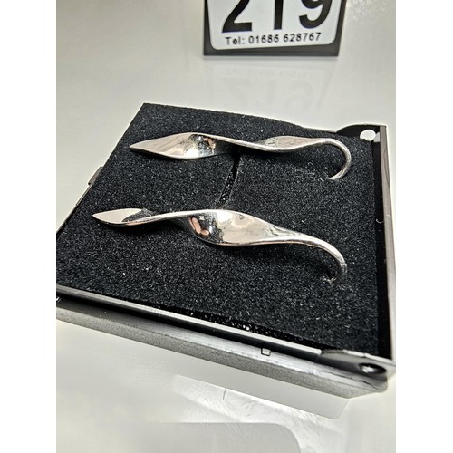 237 - A pair of as new unused 925 silver drop earrings, having a shaped twist design which catches the lig... 