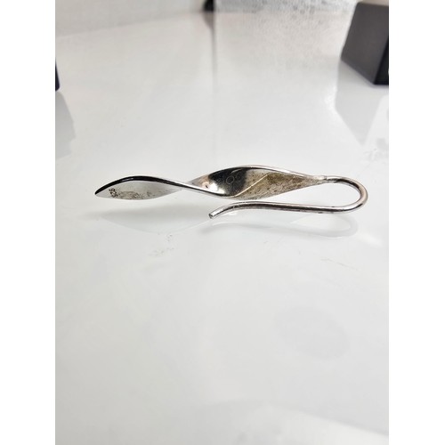 237 - A pair of as new unused 925 silver drop earrings, having a shaped twist design which catches the lig... 