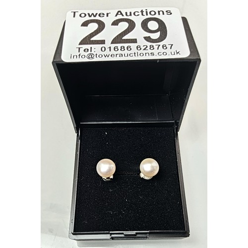 229 - A pair of clean elegant 925 silver stud earrings set with real pearls which have a lovely lustre, th... 