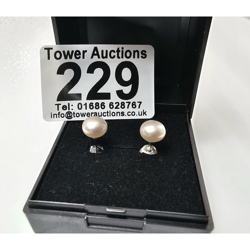 229 - A pair of clean elegant 925 silver stud earrings set with real pearls which have a lovely lustre, th... 