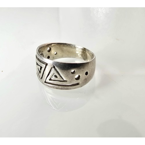 230 - A chunky 925 silver ring having an unusual pierced Aztec type design. The ring is in good clean cond... 