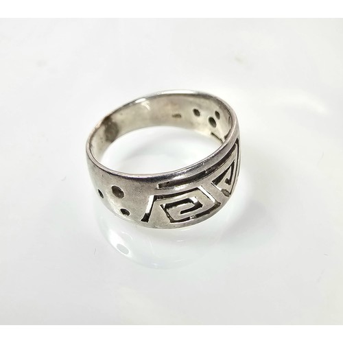 230 - A chunky 925 silver ring having an unusual pierced Aztec type design. The ring is in good clean cond... 