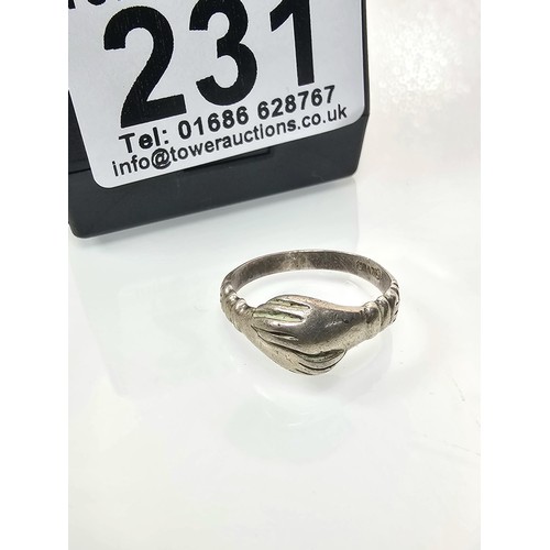 231 - A vintage 925 silver ring in the form of 2 hands embracing, the ring is in good clean condition, siz... 