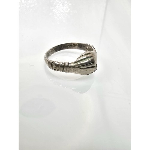 231 - A vintage 925 silver ring in the form of 2 hands embracing, the ring is in good clean condition, siz... 