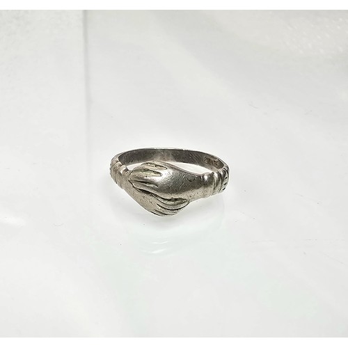 231 - A vintage 925 silver ring in the form of 2 hands embracing, the ring is in good clean condition, siz... 