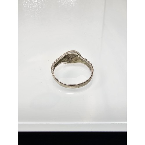 231 - A vintage 925 silver ring in the form of 2 hands embracing, the ring is in good clean condition, siz... 