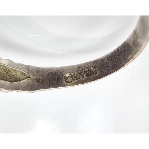 231 - A vintage 925 silver ring in the form of 2 hands embracing, the ring is in good clean condition, siz... 