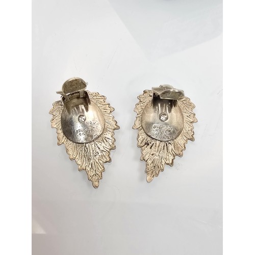 232 - 2 pairs of 925 silver earrings, to include a lovely quality pair of leaf formed clip on earrings mar... 