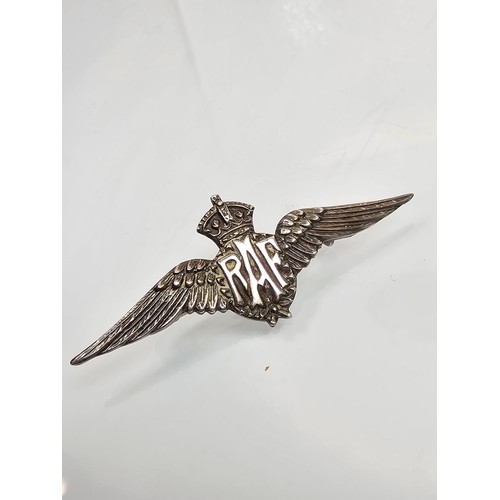 233 - An attractive vintage sterling silver RAF sweetheart brooch in the form of wings, with RAf to the ce... 