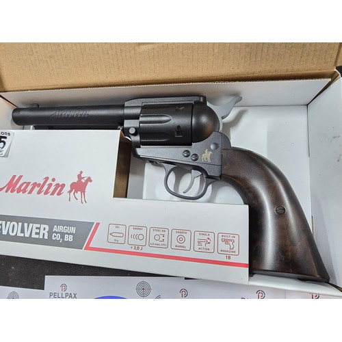 195 - An as new and boxed Marlin revolver CO2 BB airgun by Umarex, offers the best of both worlds, Western... 