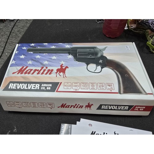 195 - An as new and boxed Marlin revolver CO2 BB airgun by Umarex, offers the best of both worlds, Western... 