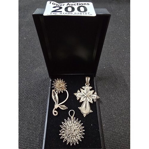 200 - A bundle of 3x sterling silver filigree jewellery pieces, all intricately crafted to include, a flow... 