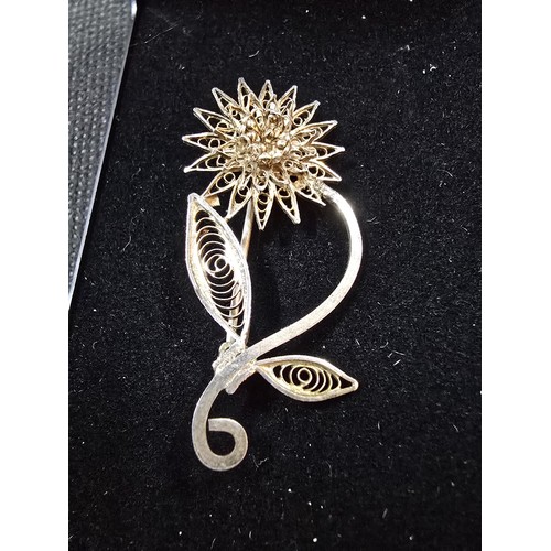 200 - A bundle of 3x sterling silver filigree jewellery pieces, all intricately crafted to include, a flow... 