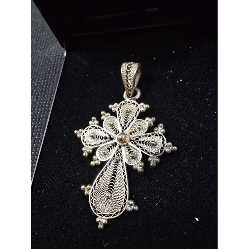 200 - A bundle of 3x sterling silver filigree jewellery pieces, all intricately crafted to include, a flow... 