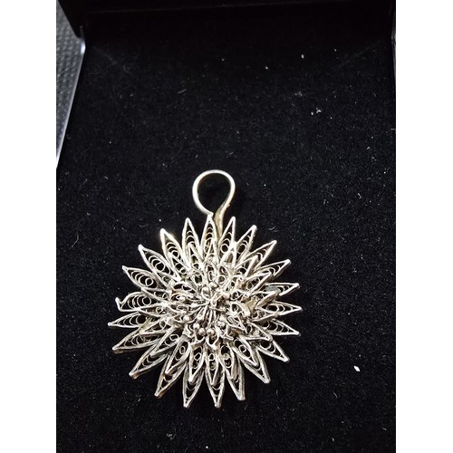 200 - A bundle of 3x sterling silver filigree jewellery pieces, all intricately crafted to include, a flow... 