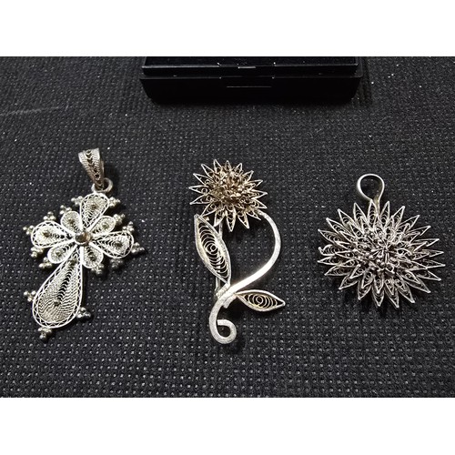 200 - A bundle of 3x sterling silver filigree jewellery pieces, all intricately crafted to include, a flow... 