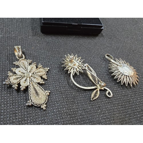 200 - A bundle of 3x sterling silver filigree jewellery pieces, all intricately crafted to include, a flow... 