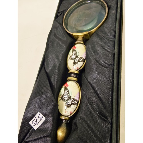 198 - 2x boxed as new collectables, to include a very attractive hand mirror and comb set, the mirror has ... 