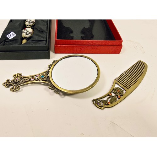 198 - 2x boxed as new collectables, to include a very attractive hand mirror and comb set, the mirror has ... 
