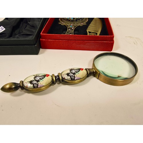 198 - 2x boxed as new collectables, to include a very attractive hand mirror and comb set, the mirror has ... 