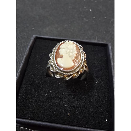 199 - A good quality vintage hallmarked silver carved shell cameo ring, crafted to a high standard, having... 