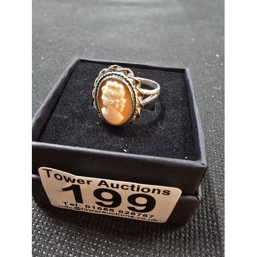 199 - A good quality vintage hallmarked silver carved shell cameo ring, crafted to a high standard, having... 