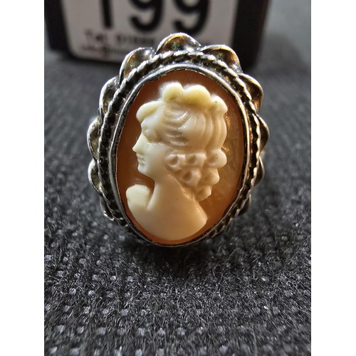 199 - A good quality vintage hallmarked silver carved shell cameo ring, crafted to a high standard, having... 