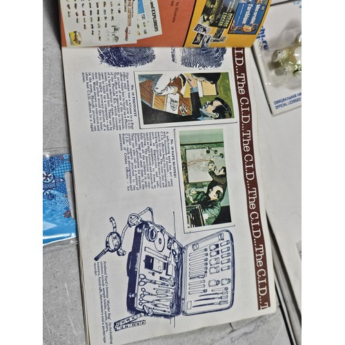 180 - A box of collectables, to include a quantity of 2018 Fifa World Cup Russia keyrings and pin badges, ... 