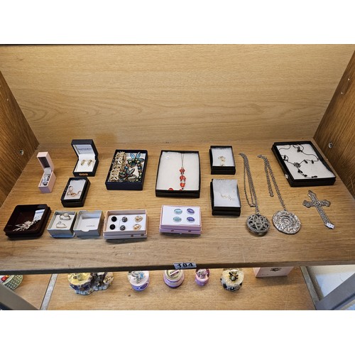 184 - A collection of jewellery items, to include a pair of costume jewellery rings with faux pearl design... 