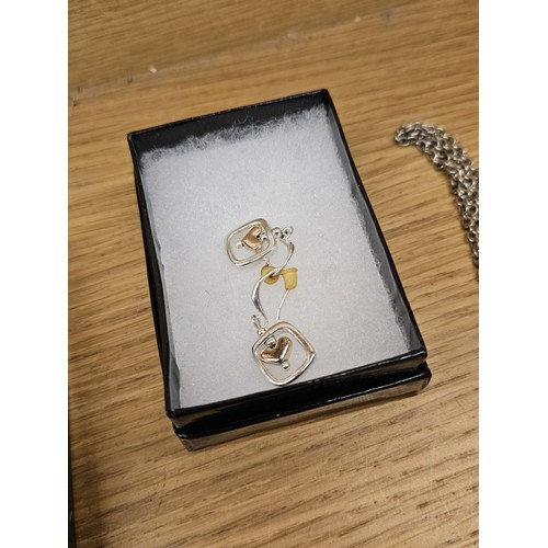 184 - A collection of jewellery items, to include a pair of costume jewellery rings with faux pearl design... 