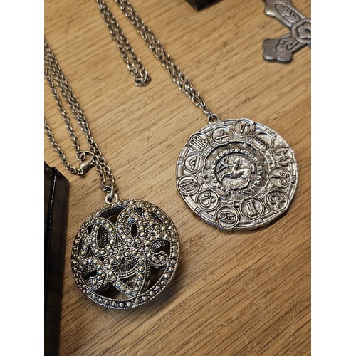 184 - A collection of jewellery items, to include a pair of costume jewellery rings with faux pearl design... 