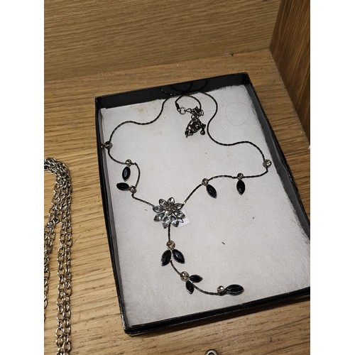 184 - A collection of jewellery items, to include a pair of costume jewellery rings with faux pearl design... 