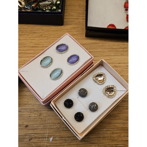 184 - A collection of jewellery items, to include a pair of costume jewellery rings with faux pearl design... 