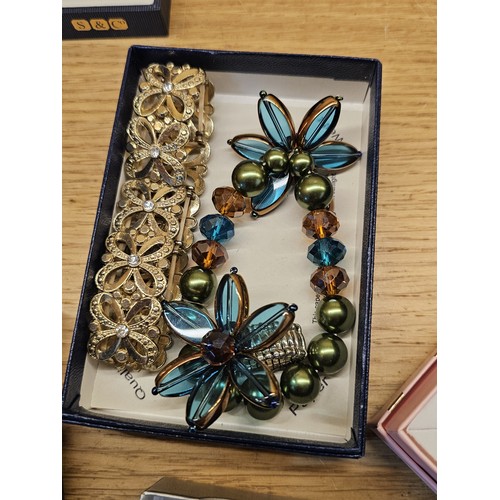 184 - A collection of jewellery items, to include a pair of costume jewellery rings with faux pearl design... 