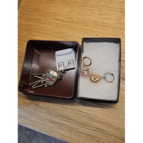 184 - A collection of jewellery items, to include a pair of costume jewellery rings with faux pearl design... 