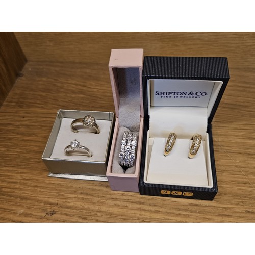 184 - A collection of jewellery items, to include a pair of costume jewellery rings with faux pearl design... 