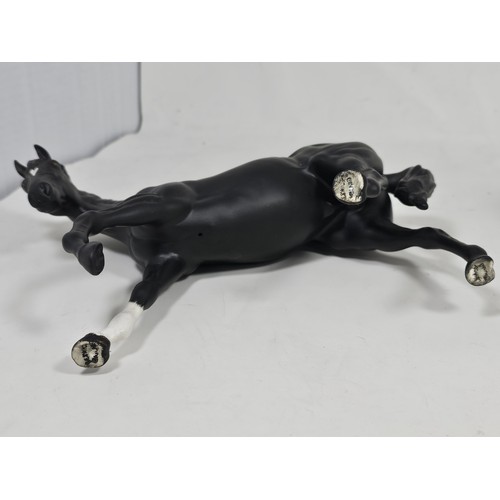 187 - A pair of Beswick horse figures, to include a Black Beauty figure in matte black with no chips or ol... 