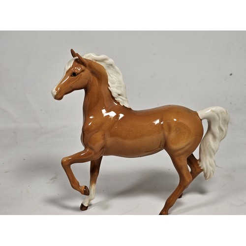 187 - A pair of Beswick horse figures, to include a Black Beauty figure in matte black with no chips or ol... 