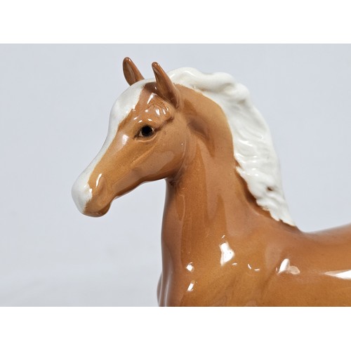 187 - A pair of Beswick horse figures, to include a Black Beauty figure in matte black with no chips or ol... 