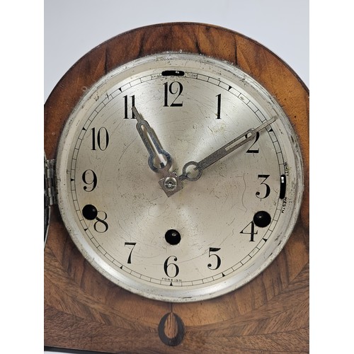 188 - An ornate Art Deco club shaped mantel clock with Whittington and Westminster chimes, appears to be i... 