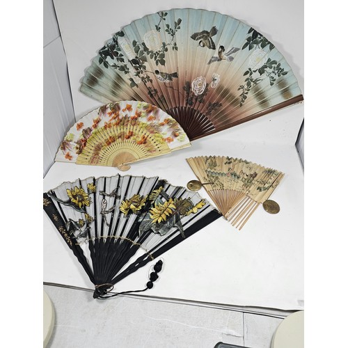 194 - A collection of 4x good quality oriental fans to include a black lace fan with hand stitched floral ... 