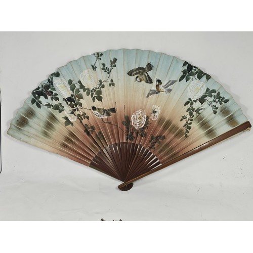 194 - A collection of 4x good quality oriental fans to include a black lace fan with hand stitched floral ... 