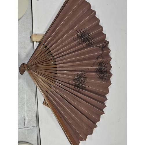 194 - A collection of 4x good quality oriental fans to include a black lace fan with hand stitched floral ... 