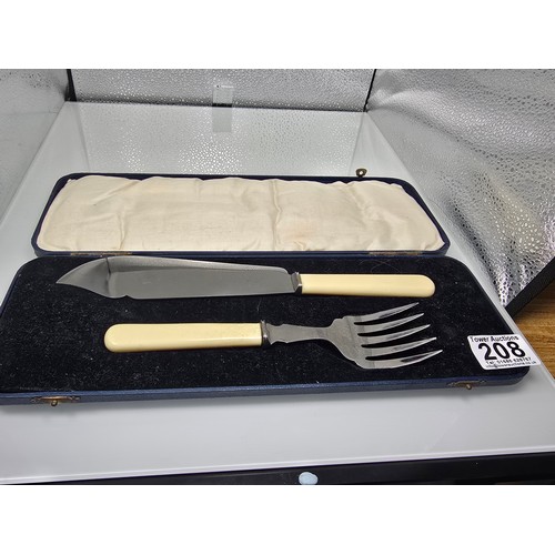 208 - A good quality cased fish serving set by Lewis Rose & Co Sheffield. The sets in good clean looked af... 